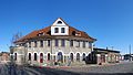 Bahnhof mit Empfangsgebäude, Kiosk, ehemaliges Stellwerk, kopfsteingepflasterter Bahnhofsvorplatz