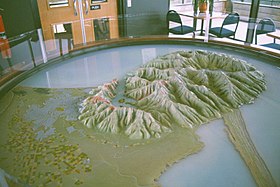 Maquette de la péninsule de Banks (élévation à échelle différente de la projection de la carte) ; les Port Hills sont l'arête volcanique sur la gauche.