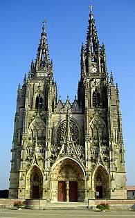 Basílica de Notre-Dame de l'Épine, perto de Verdun, (1420) um exemplar de torres góticas Flamboyant