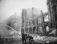 Lính cứu hỏa Anh chữa cháy sau một cuộc đột kích của không quân Đức