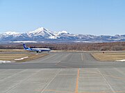 知床山地を背景にしたボーイング737-800系