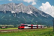 35. KW Der Bombardier Talent ÖBB 4024 im steirischen Ennstal bei Öblarn, im Hintergrund der Grimming.