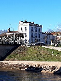 Maison située au n°1 Ferdinand-de-Candau, à l'angle du quai Silguy. Lieu de résidence de Claude Lévy-Strauss pendant son séjour à Mont-de-Marsan.