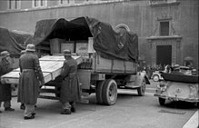 Unloading of Monte Cassino property in the Piazza Venezia in Rome Bundesarchiv Bild 101I-729-0003-13, Italien, Uberfuhrung von Kunstschatzen.jpg