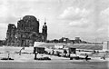Marx-Engels-Platz w latach 50. XX wieku; na dalszym planie widoczna zrujnowana Katedra berlińska