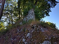 Rest der Ringmauer des Burgplatzes der Oberburg vom Halsgraben aus gesehen.