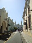 Calles, fachadas de edificios y contexto urbano del centro histórico Santa Ana