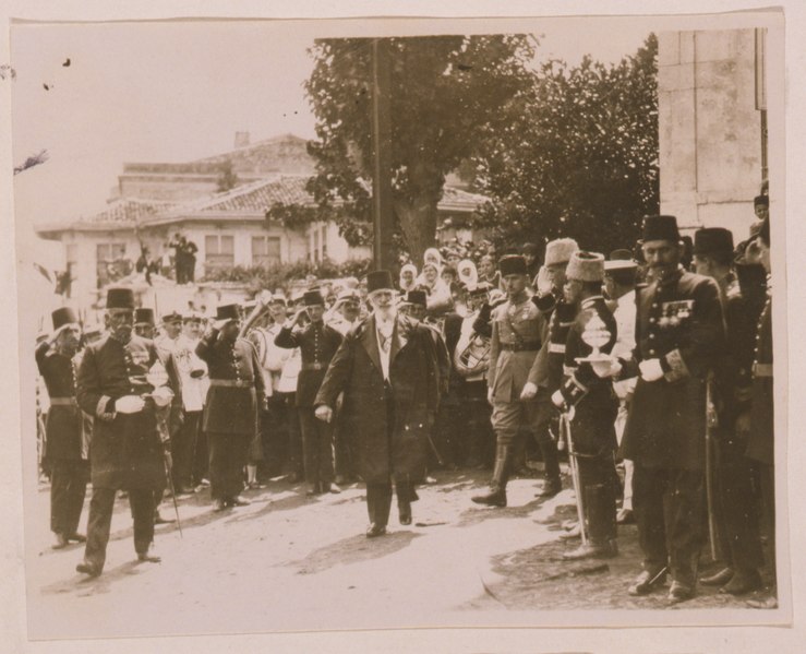 Dosya:Caliph Abdülmecid walking with entourage of soldiers, officials and a brass band as women watch LCCN2011649919 (cropped).tif
