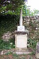 Le monument aux morts dans un petit parc (août 2011)