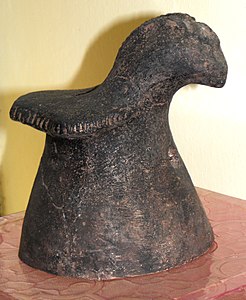 Ceràmica en forma de campana amb apèndix en forma de cap de lloro. Museu Municipal Profesor Roselli, Nueva Palmira, Uruguai