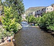 Golden shahridagi Clear Creek daryosi