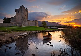 Le château de Ross, au bord du Lough Leane, des lacs de Killarney, avec une barque sur l'eau. Septembre 2020.