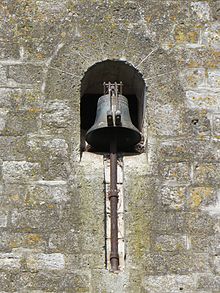 Cloche de l'église, sur le mur, avec deux marteaux