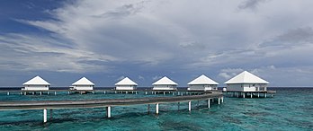 Un village de vacances de l'atoll Ari, aux Maldives. (définition réelle 4 594 × 1 970)