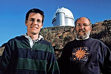 Didier Queloz (á esquerda, premio Nobel en conxunto don Mayor) e Michel Mayor (á dereita) no complexo de observatorios de La Silla, Chile.