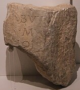 Fragment d'inscription latine d'époque romaine retrouvé lors des fouilles.
