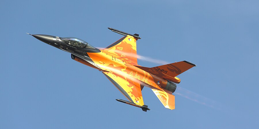 图为荷兰军方F-16戰隼戰鬥機，涂装为F-16展示飞行小组。摄于2011年北约俄斯特拉发空中演习。