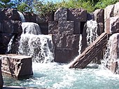Uměle postavené vodopády nacházející se v památníku