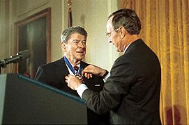 George H. W. Bush trao huân chương cho cựu Tổng thống Ronald Reagan năm 1993.