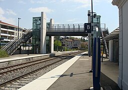 La passerelle, les escaliers et l'ascenseur côté voie A (sens impair).