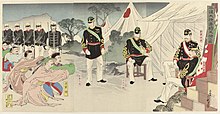 Estampe représentant des hommes portant des vêtements traditionnels chinois agenouillés dans une posture de soumission devant une troupe de soldats en uniforme.