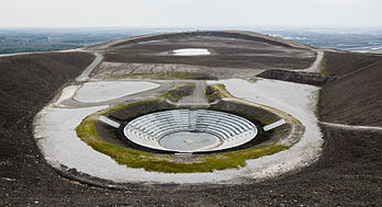 Anfiteatro construído no topo de uma montanha de resíduos resultante da extração mineral (Halde Haniel) em Bottrop, Alemanha. (definição 4 134 × 2 249)