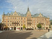 Hirschska huset väster om torget.