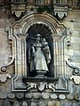 Madonna Pellegrina in una nicchia sulla facciata della chiesa