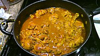 Una pentola di pollo al curry alla maniera del Punjab