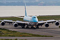 大韩航空货运的波音747-8F型货机在关西国际机场滑行