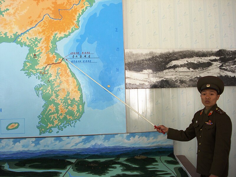 Soubor:Korean People's Army soldier pointing to the DMZ.jpg