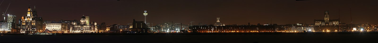 Een nachtelijke panorama van Liverpool gezien vanaf het schiereiland de Wirral