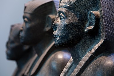 Salle 4 - Trois statues de granit noir du pharaon Sésostris III, v. 1850 av. J.-C.