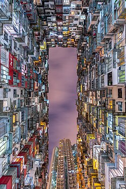 Looking upward at the now famous monster building, a typical example of dense apartments construction, in Quarry Bay, Hong Kong von Benh LIEU SONG (via Flickr), CC BY-SA 4.0