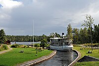 O navio M/S Diana atravessando o Canal de Göta em Forsvik