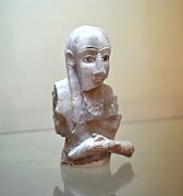 Fragmento de una estatua masculina sumeria del templo de Shara en Tell Agrab, Museo de Irak.