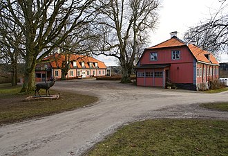 Östra och västra flygeln från norr.