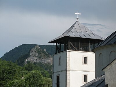 La forteresse vue depuis le monastère de Mileševa.