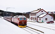 7. KW Die dieselelektrische Lokomotive Di 4 653 der Norges Statsbaner (NSB) auf der Strecke der Nordlandsbanen, die zwischen Trondheim und Bodø verkehrt, im Bahnhof von Namsskogan (März 2009). Die Nordlandsbanen ist mit 729 Kilometer die längste Eisenbahnstrecke Norwegens.