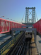 Tren del Servicio J en el puente de Williamsburg.