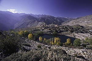 Vista da aldeia de Nako, na parte oriental do distrito, perto da fronteira com o Tibete