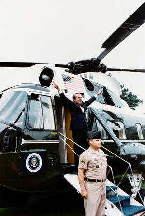 English: Richard Nixon boarding Army One upon ...