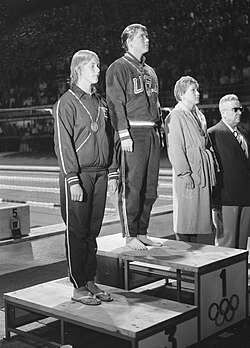 Jan Andrew (vasemmalla), Carolyn Schuler ja Marianne Heemskerk Rooman olympialaisten palkintojenjaossa 1960.