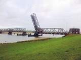 De brug in geopende toestand.