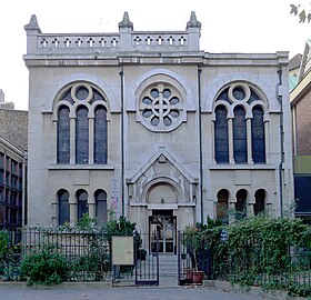 Entrée de l'église place de Torcy.