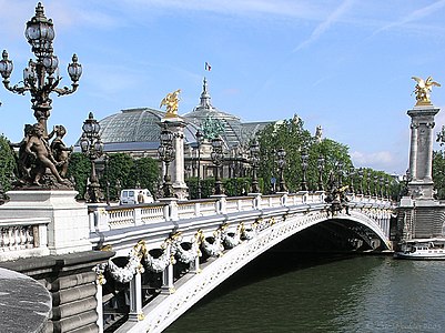 جسر أليسكندر الثالث مع القصر الكبير في الخلفية.