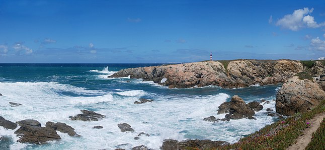 Portekiz'in Alentejo bölgesinin Alentejo Litoral alt bölgesinde bulunan Sines'in bucaklarından biri olan Porto Covo'daki dalgalar (Nisan 2009). Son 20 yılda güzel plajları ve doğal güzelliği nedeniyle popülaritesi artan bucak, tatil köyleri, kiralık daireler ve kamp yerleriyle doludur. (Üreten: User:Alvesgaspar)