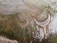 Bas-relief représentant des têtes de taureaux dans la nécropole de Su Crucifissu Mannu près de Porto Torres en Sardaigne datant du IVe millénaire av. J.-C.. Ces représentations abstraites de taureaux sont retrouvées en grand nombre.