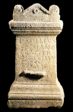 Autel votif dédié à Hercule