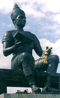 Статуя короля Рамакхамхэнга великого в национальном парке Сукхотаи